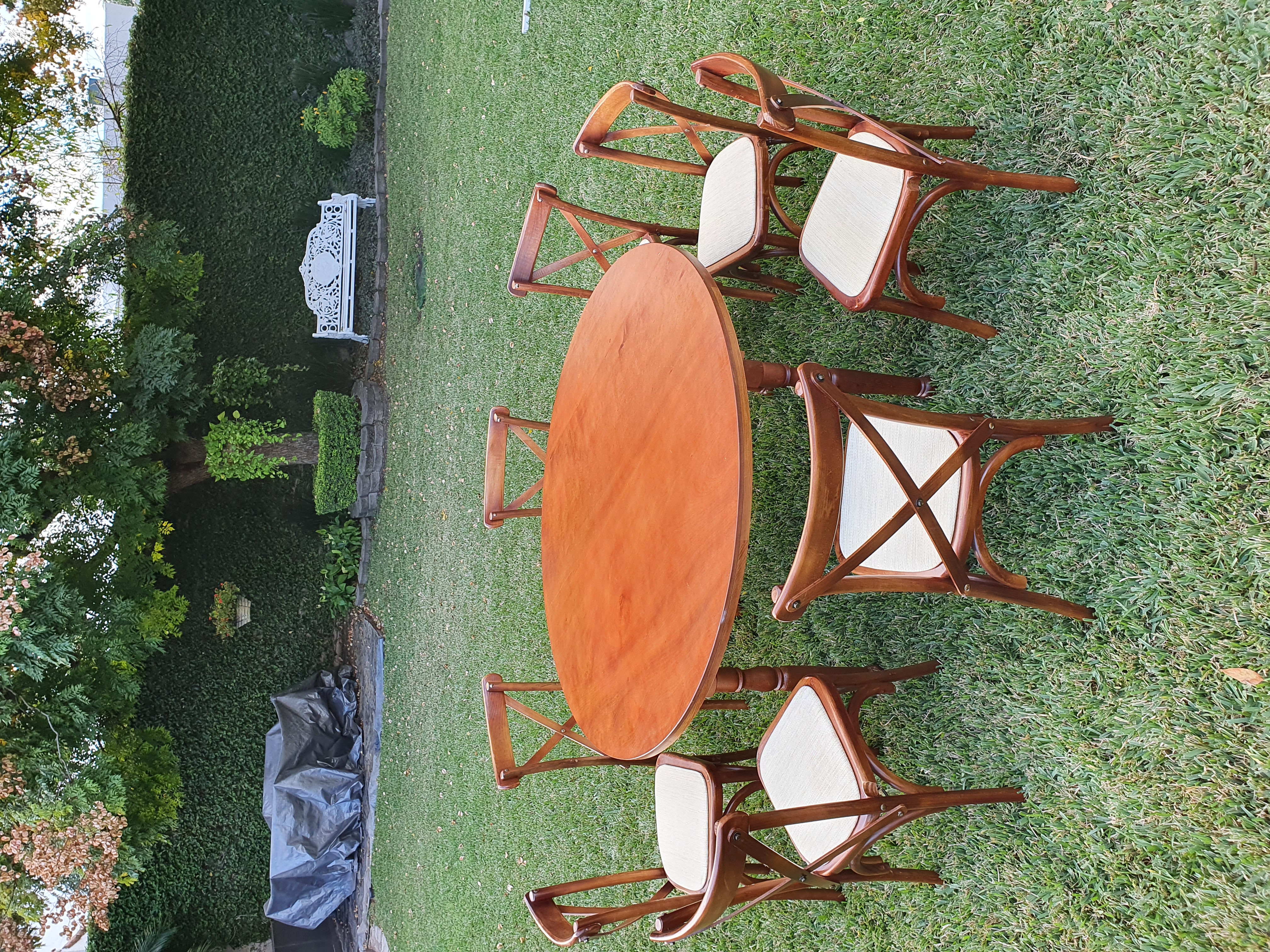 Mesa Redonda de Madera Nogal con Silla Crossback Nogal renta en Monterrey